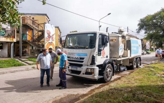 Tareas de limpieza y desinfección en el barrio centenario