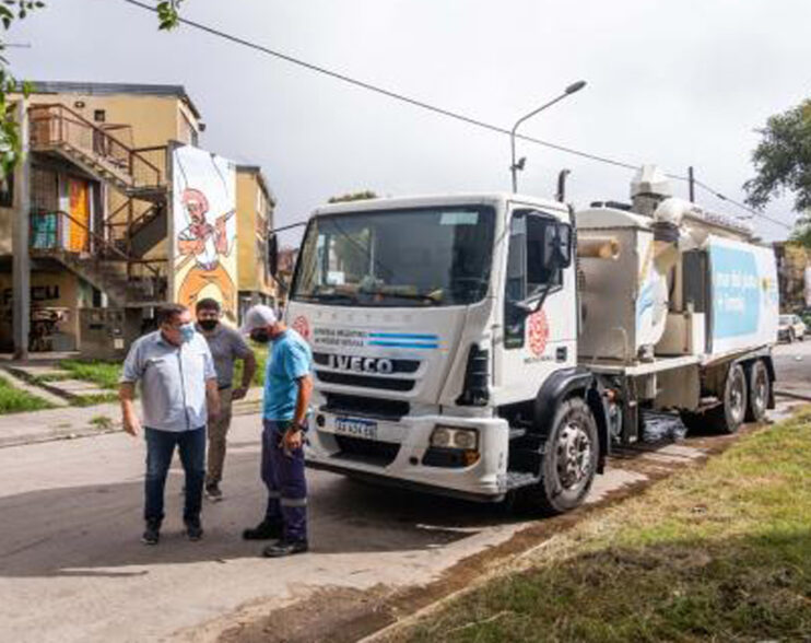 Tareas de limpieza y desinfección en el barrio centenario