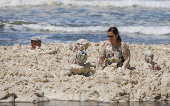 Una densa espuma marina cubrió las playas