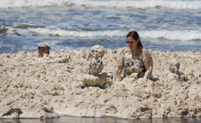 Una densa espuma marina cubrió las playas