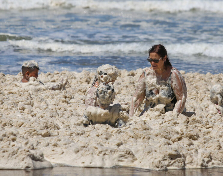 Una densa espuma marina cubrió las playas
