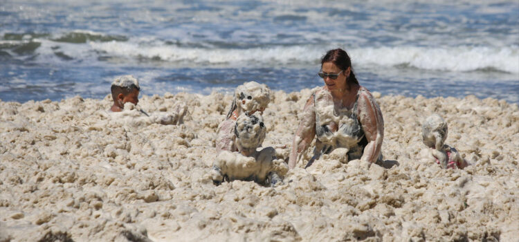 Una densa espuma marina cubrió las playas