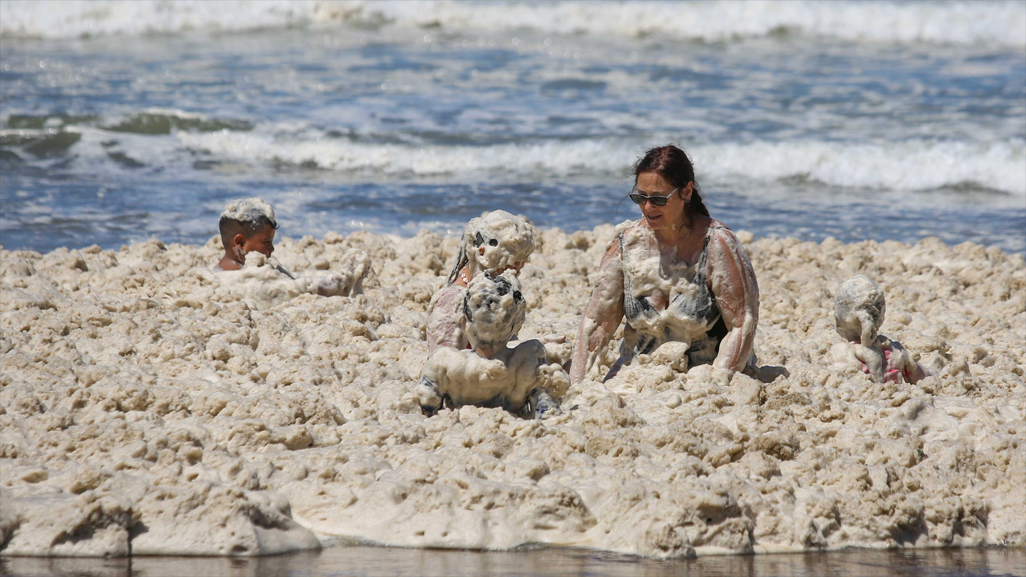 Una densa espuma marina cubrió las playas