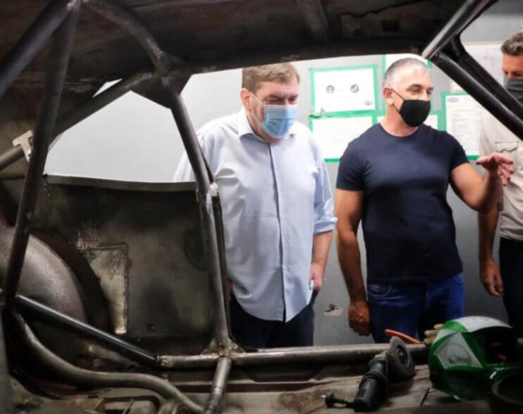 El intendente de general pueyrredón, Guillermo Montenegro visito el taller de Lionel Ugalde