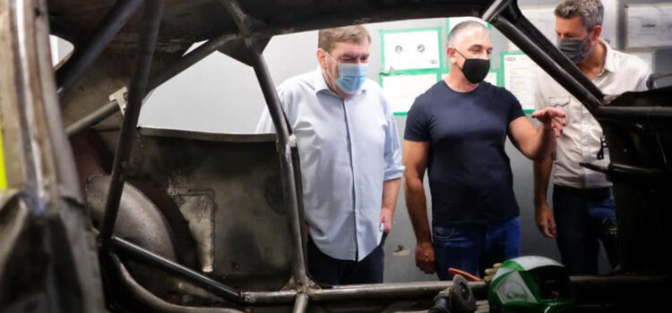 El intendente de general pueyrredón, Guillermo Montenegro visito el taller de Lionel Ugalde