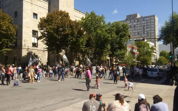 Familias autoconvocadas se movilizaron al municipio por el boleto educativo de costa azul