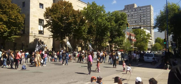 Familias autoconvocadas se movilizaron al municipio por el boleto educativo de costa azul
