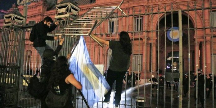 Graves incidentes en la Casa Rosada