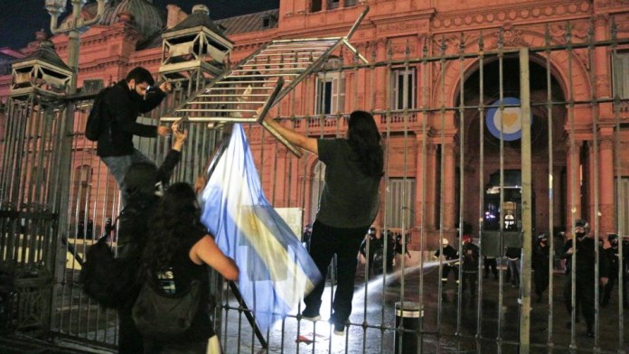Graves incidentes en la Casa Rosada