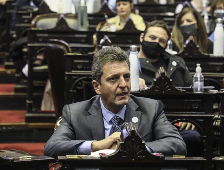 Massa citó a los laboratorios para que expongan sobre contratos para la provisión de vacunas