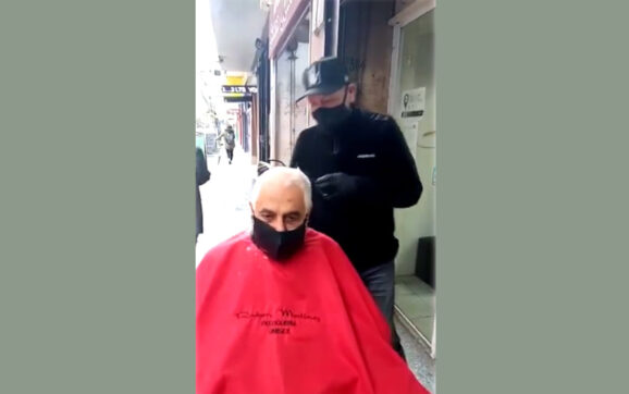 En medio del confinamiento, peluquero hace punta con la modalidad de cortar el pelo al aire libre