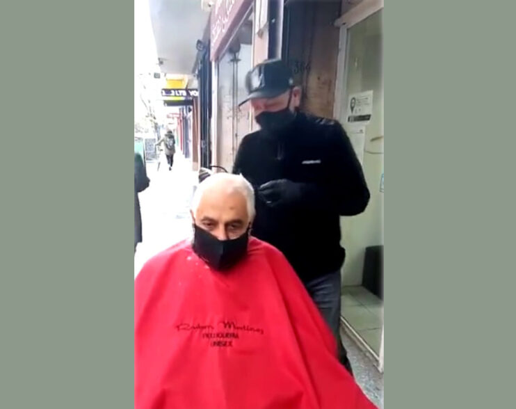 En medio del confinamiento, peluquero hace punta con la modalidad de cortar el pelo al aire libre