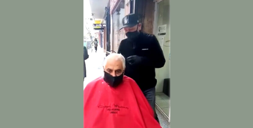 En medio del confinamiento, peluquero hace punta con la modalidad de cortar el pelo al aire libre