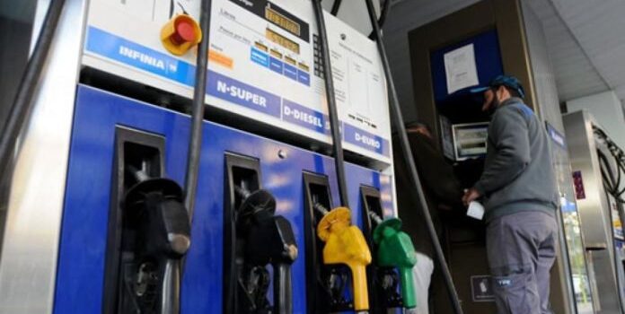 La nafta será un 6% más cara desde mañana
