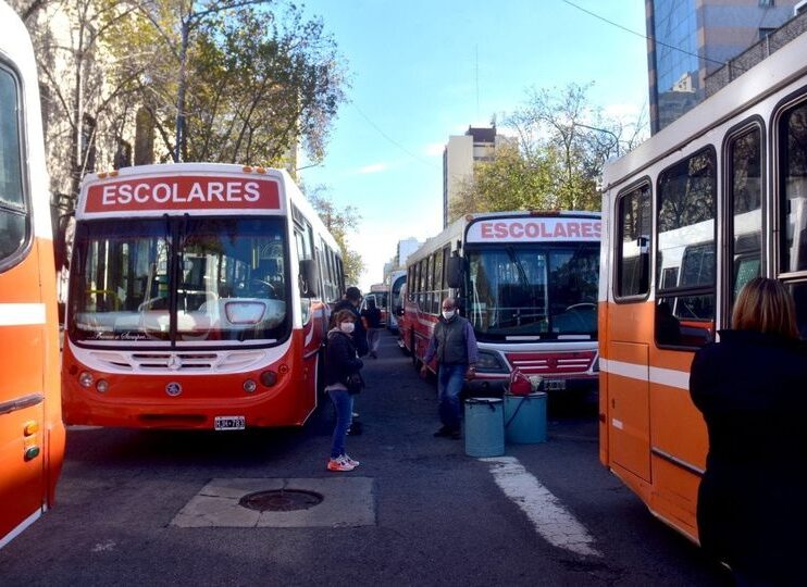 Transportistas escolares  se manifestaron frente al Municipio, para reclamar ayuda estatal