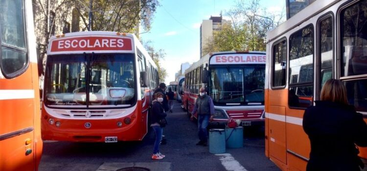 Transportistas escolares se manifestaron frente al Municipio, para reclamar ayuda estatal
