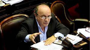 TODOS CONTRA TODOS  Moreau: “Es insólito que Fernández dialogue con la UIA y no con CFK”