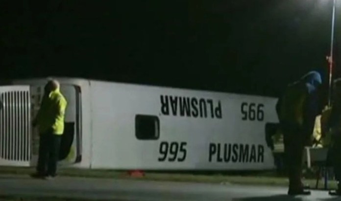 Volcó un colectivo en la Ruta 2 y hay dos muertos