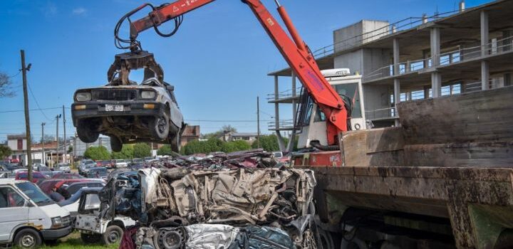 Compactan cerca de 600 autos y 1500 motos secuestradas en playones municipales