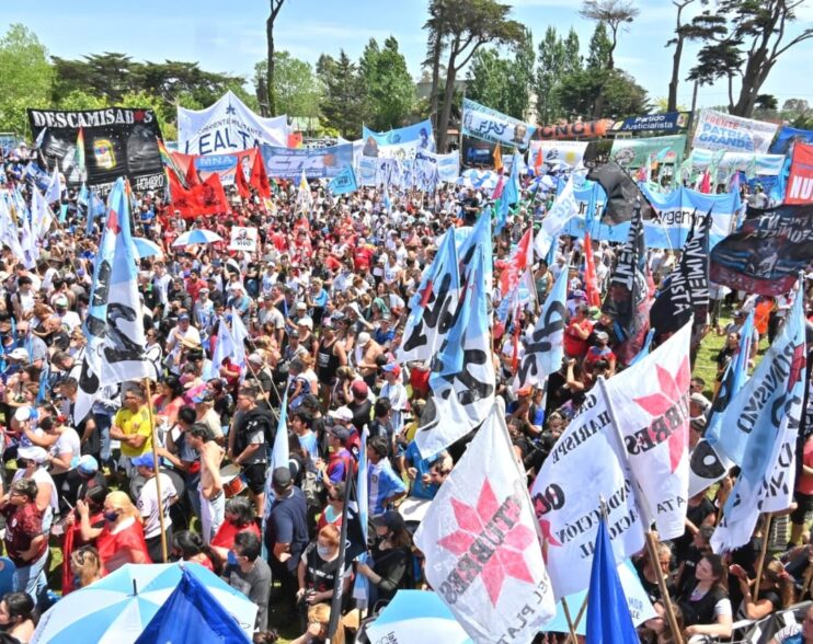MULTITUDINARIO ACTO DE RAVERTA E INSURRALDE EN MAR DEL PLATA PARA RECORDAR A NÉSTOR KIRCHNER