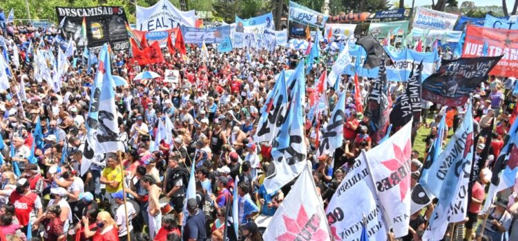 MULTITUDINARIO ACTO DE RAVERTA E INSURRALDE EN MAR DEL PLATA PARA RECORDAR A NÉSTOR KIRCHNER