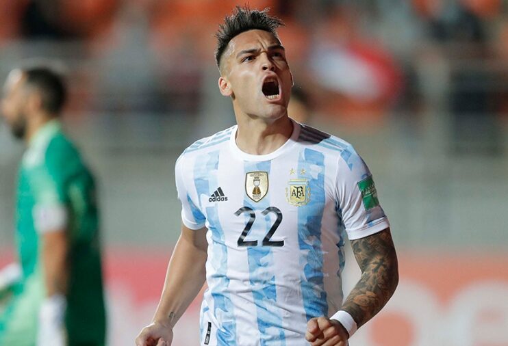 Argentina luchó hasta el cansancio y derrotó a Chile que tiene un pie afuera de Qatar
