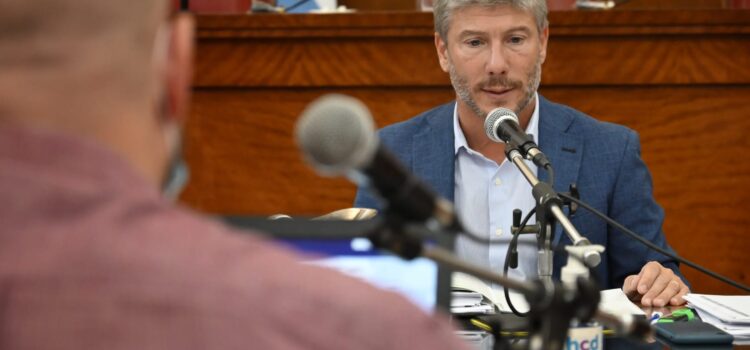 Bonifatti pasó por la comisión de Hacienda sin responder sobre los números de la planta política