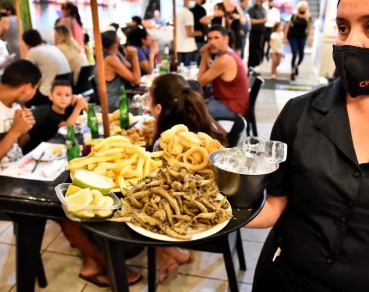 Con un clima ideal, la “Noche del Pescado” fue un éxito en el Puerto