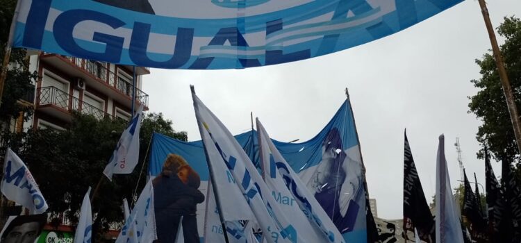 Una multitud marchó por las calles de Mar del Plata a 46 años del golpe de Estado