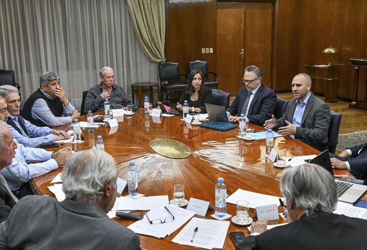 Gobierno, CGT y la UIA acordaron adelantar paritarias y poner en marcha una canasta alimentaria