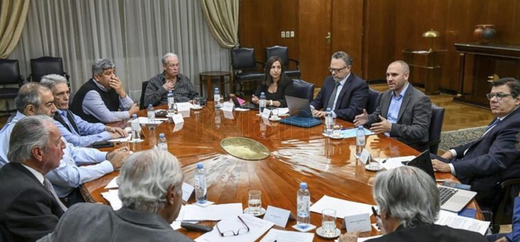 Gobierno, CGT y la UIA acordaron adelantar paritarias y poner en marcha una canasta alimentaria