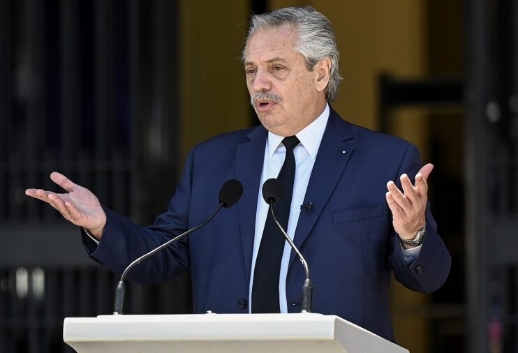 “La inflación en la Argentina es un mal endémico”, dijo el Presidente desde Francia