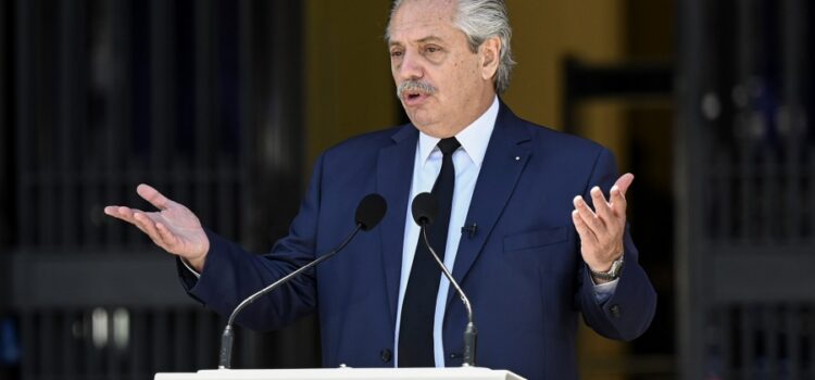 “La inflación en la Argentina es un mal endémico”, dijo el Presidente desde Francia