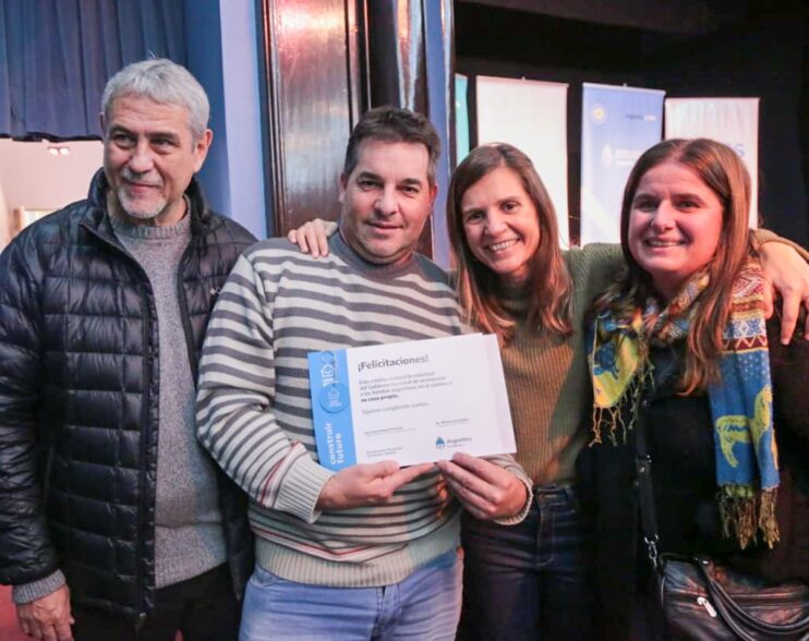 Raverta y Ferraresi entregaron a vecinos de Mar del Plata créditos para la construcción de viviendas