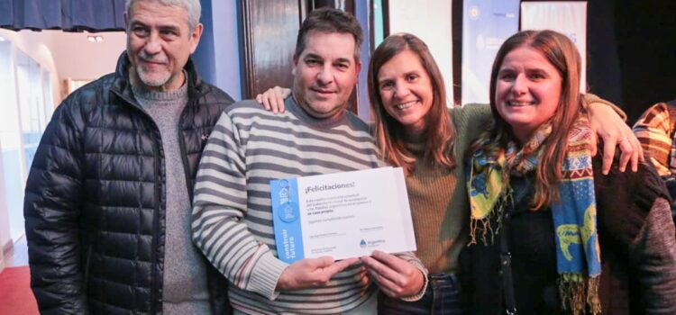 Raverta y Ferraresi entregaron a vecinos de Mar del Plata créditos para la construcción de viviendas