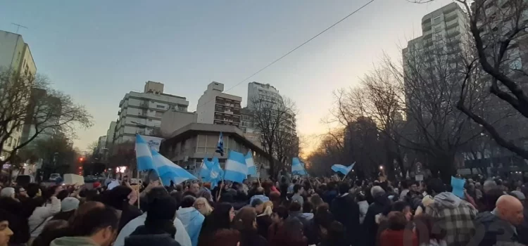 MAR DEL PLATA SE MOVILIZO EN DEFENSA DE CRISTINA
