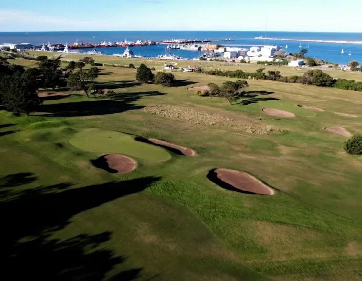 Presentan proyecto para convertir el Golf de Playa Grande en un parque público