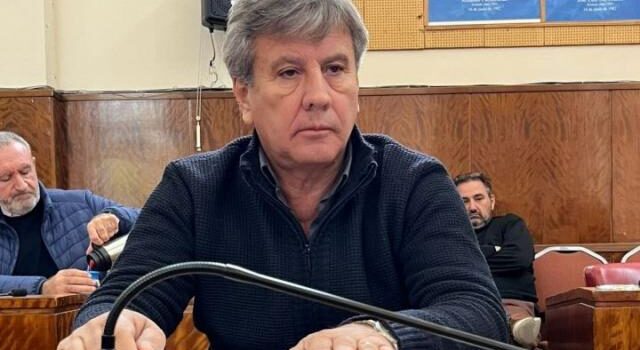 “La escandalosa discriminación en el Medio Maratón es el resultado de las privatizaciones”, afirmó el concejal del FDT, Roberto Chucho Páez