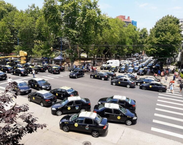 Con paro de taxis y remises, el Concejo debate habilitar Uber