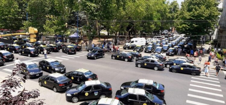 Con paro de taxis y remises, el Concejo debate habilitar Uber