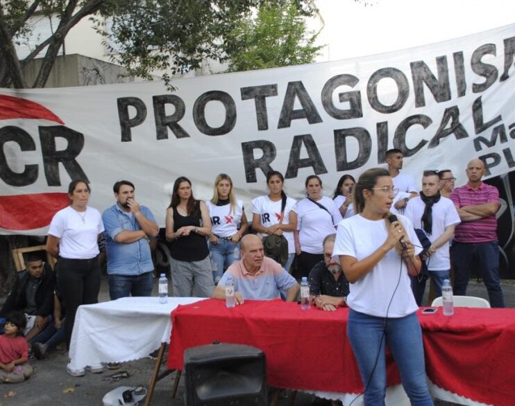 En Mar del Plata, la juventud radical manifestó que no le permiten trabajar en la sede partidaria y copó la puerta del Comité