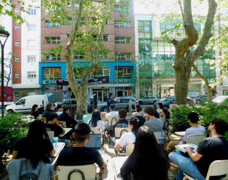 AGRUPACIÓN SUMATE BRINDA UNA CLASE PÚBLICA EN LA FACULTAD DE DERECHO